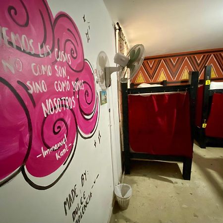 The Pelican Larry Hostel Cali Exterior photo