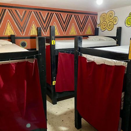 The Pelican Larry Hostel Cali Exterior photo