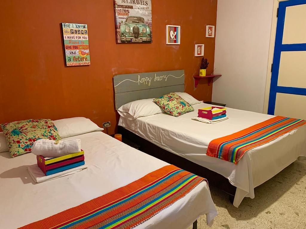 The Pelican Larry Hostel Cali Exterior photo