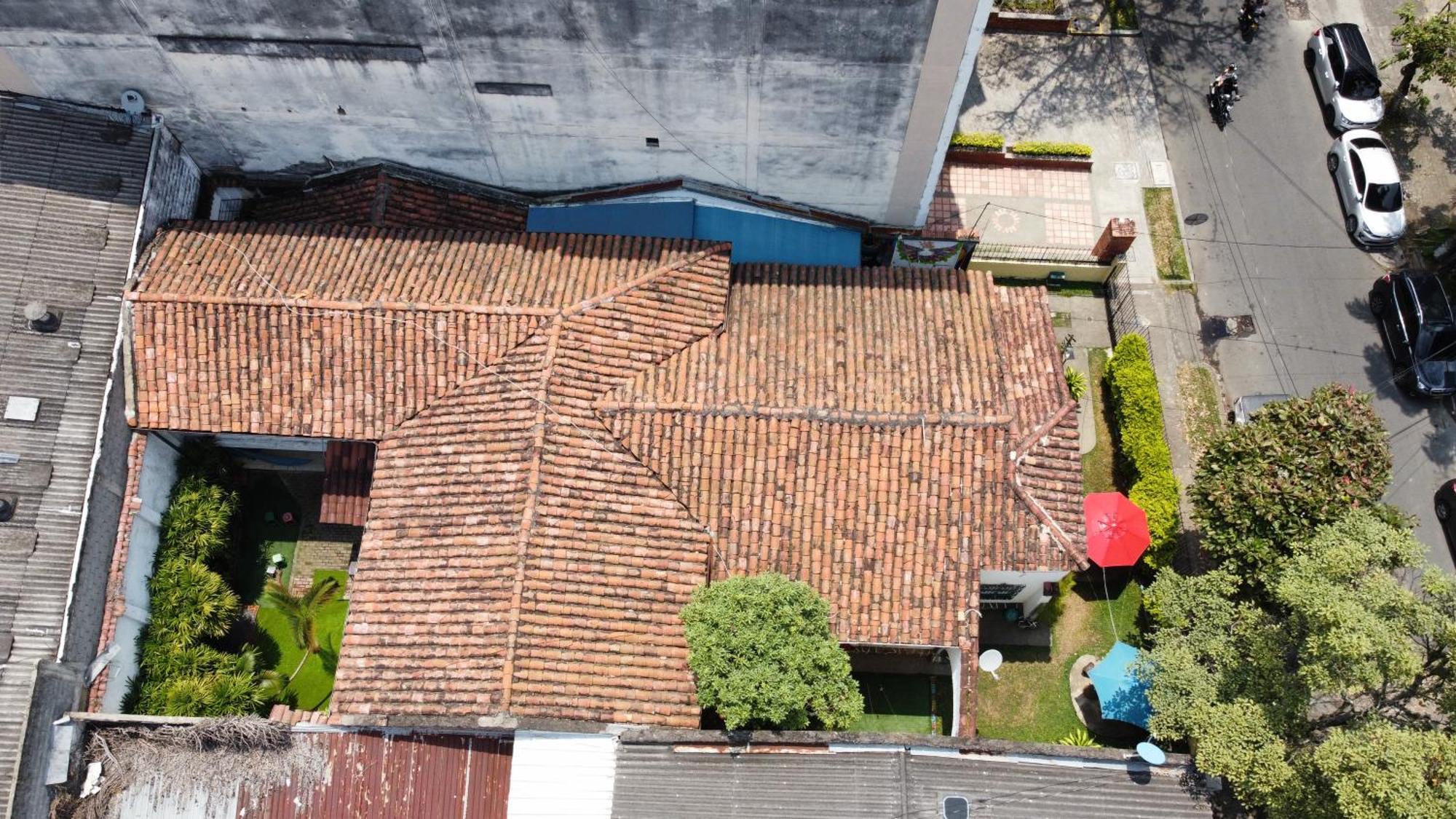 The Pelican Larry Hostel Cali Exterior photo