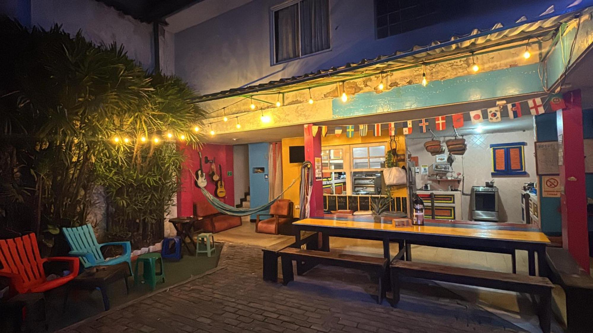 The Pelican Larry Hostel Cali Exterior photo