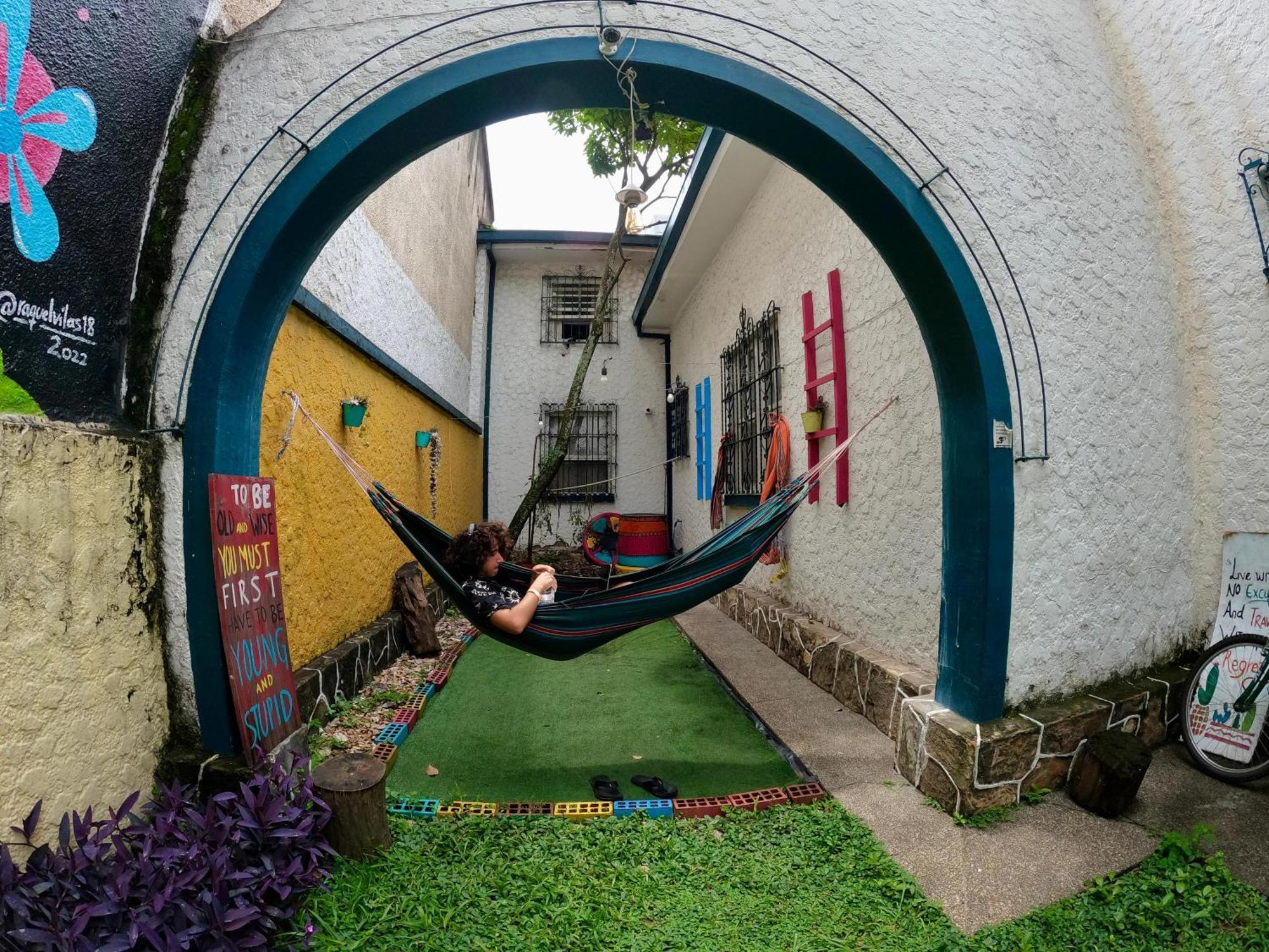 The Pelican Larry Hostel Cali Exterior photo