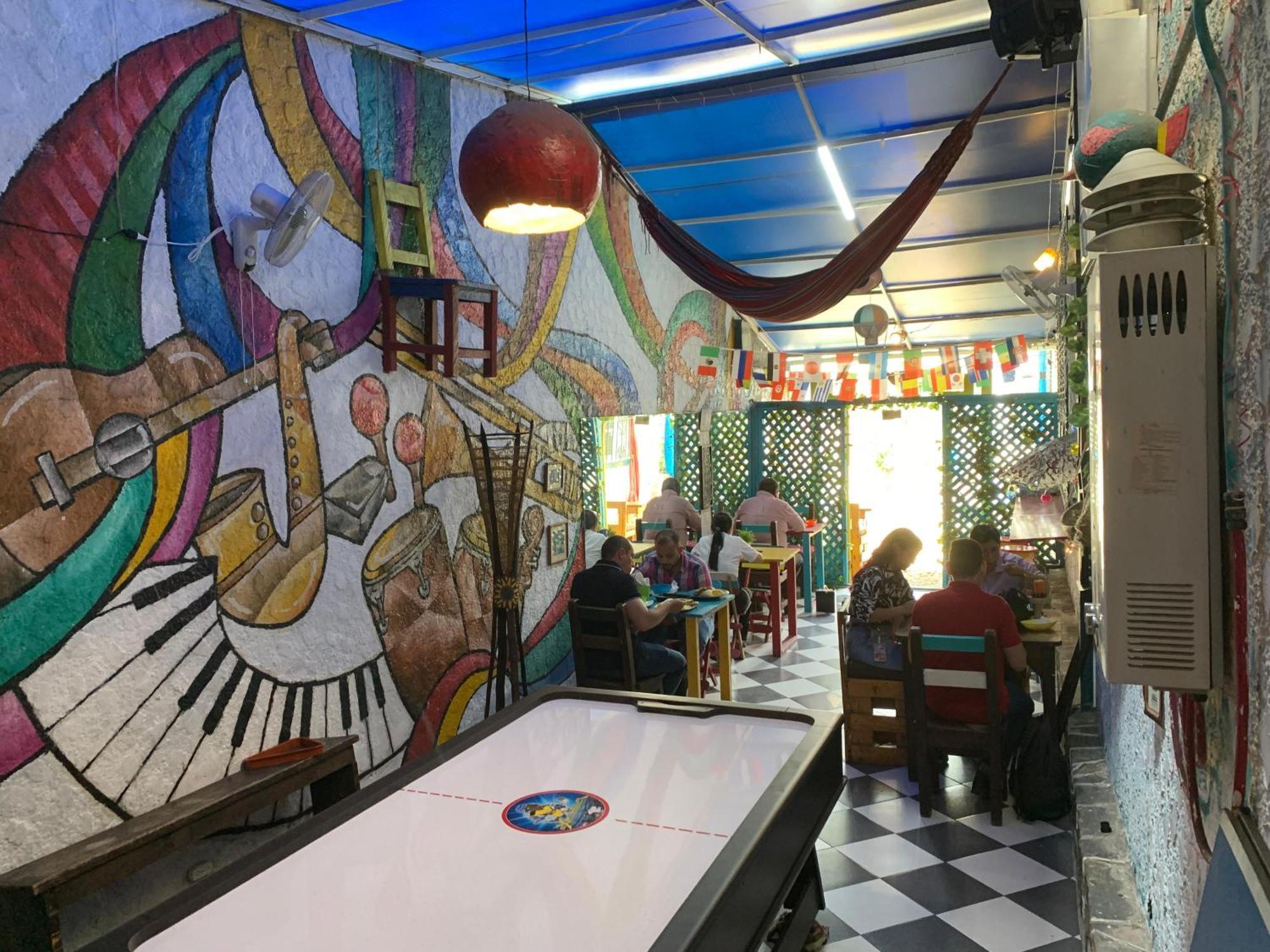 The Pelican Larry Hostel Cali Exterior photo