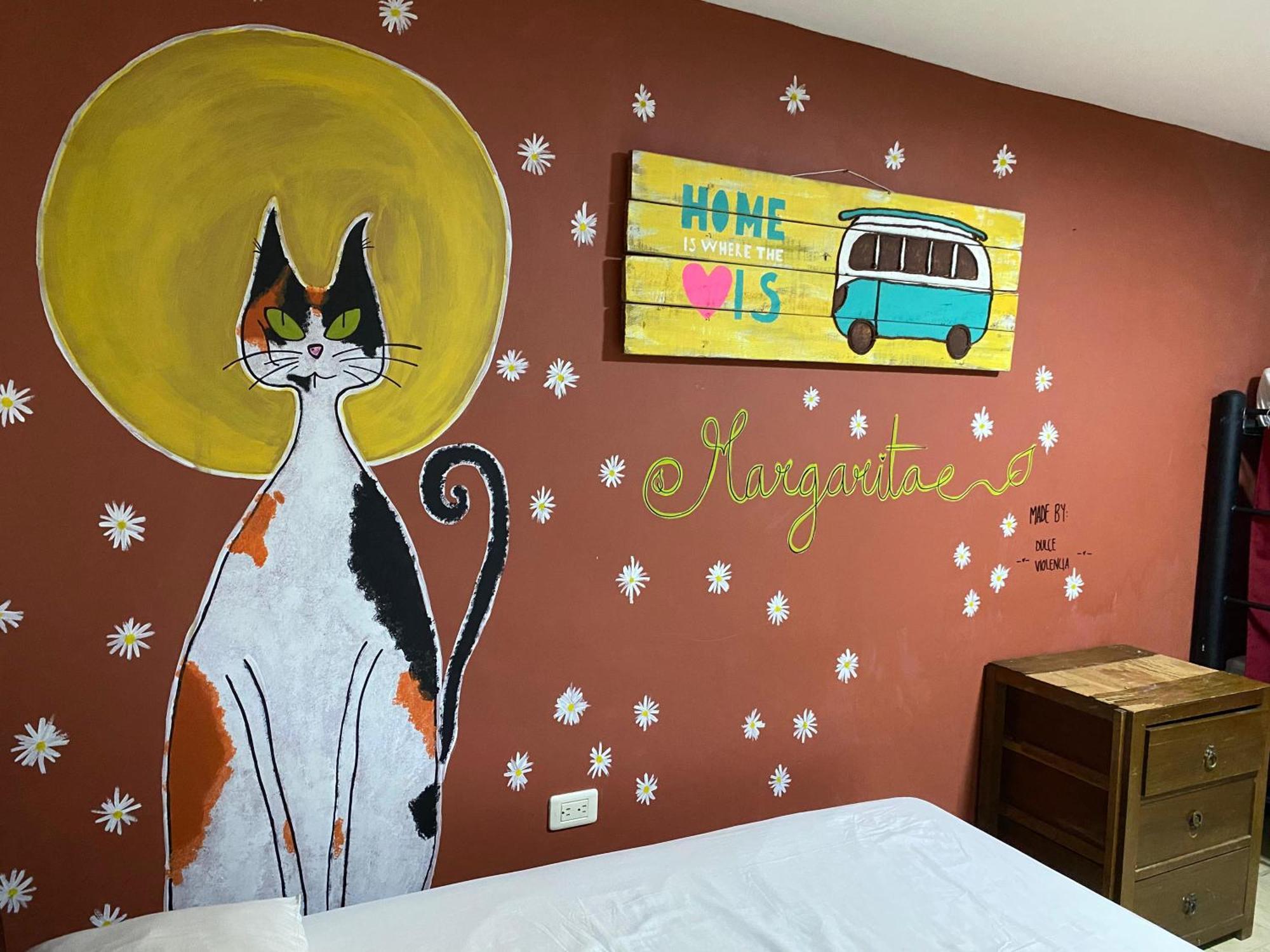 The Pelican Larry Hostel Cali Exterior photo