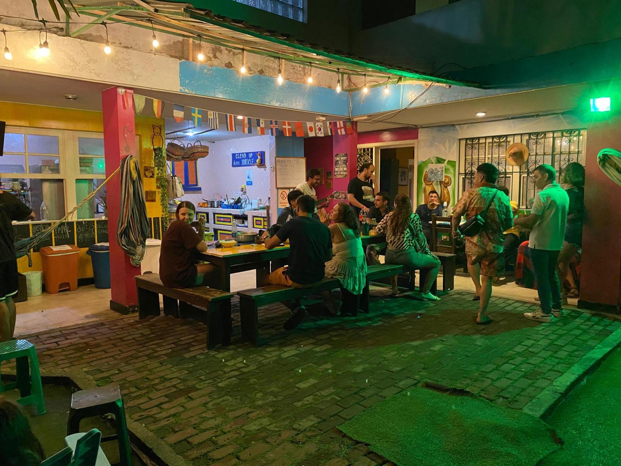 The Pelican Larry Hostel Cali Exterior photo
