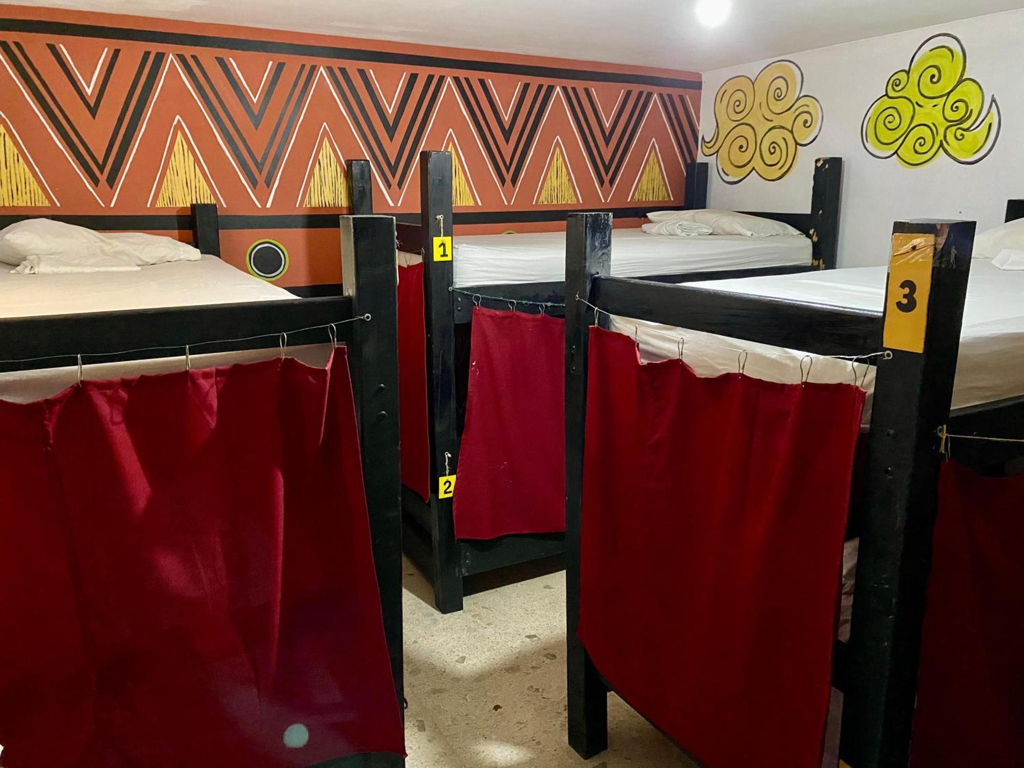 The Pelican Larry Hostel Cali Exterior photo