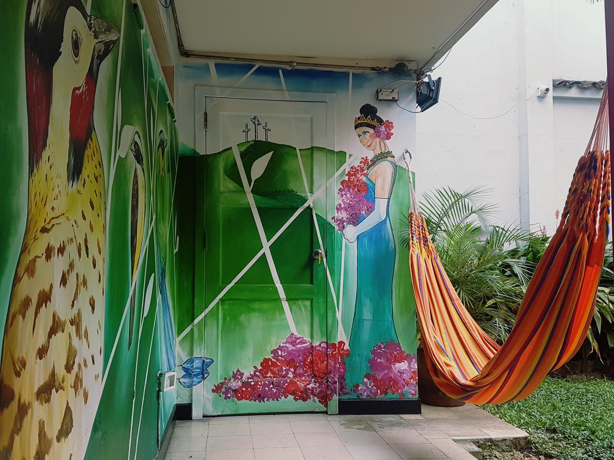 The Pelican Larry Hostel Cali Exterior photo