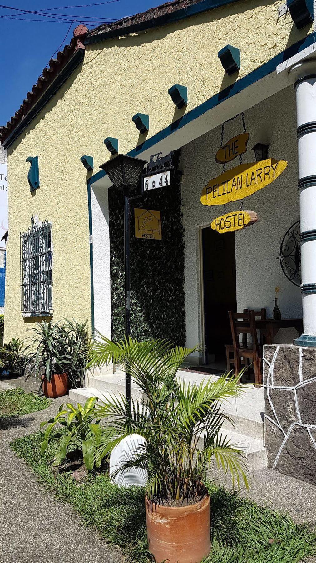 The Pelican Larry Hostel Cali Exterior photo
